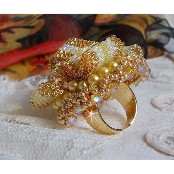 Sunflower Gold Haute-Couture Ring bestickt mit Rocailles in 24 Karat vergoldet und Swarovski-Kristallen 