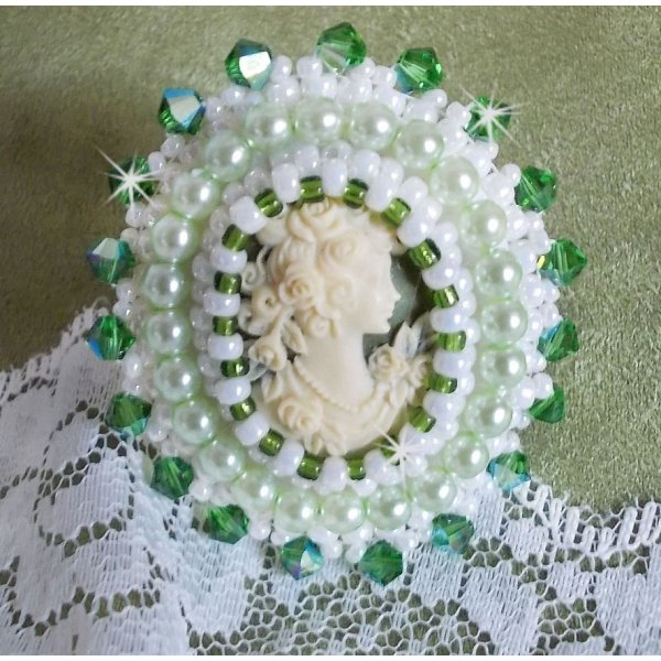 Bague S&eacute;duction Charme cr&eacute;e avec un cabochon d'un style Victorien d'une femme aux cheveux boucl&eacute;es avec des roses