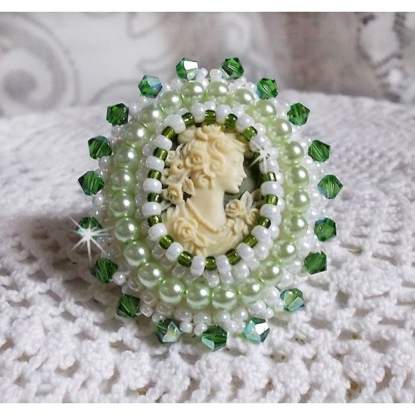 Bague S&eacute;duction Charme cr&eacute;e avec un cabochon d'un style Victorien d'une femme aux cheveux boucl&eacute;es avec des roses