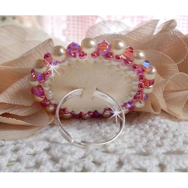 Bague Valmont Victorienne avec un cabochon en r&eacute;sine et des perles nacr&eacute;es