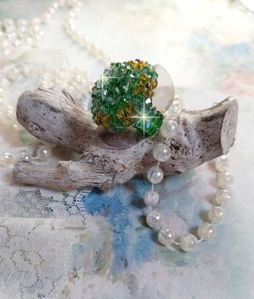 Zartgr&uuml;ner Ring mit Facetten und Kreiseln in Swarovski-Kristall.