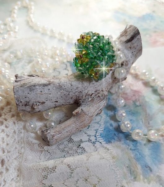 Zartgr&uuml;ner Ring mit Facetten und Kreiseln in Swarovski-Kristall.