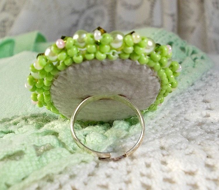 Anisse Ring bestickt mit einem Cabochon aus Kunstharz Frauenportrait mit Rosen und Swarovski-Kristallen
