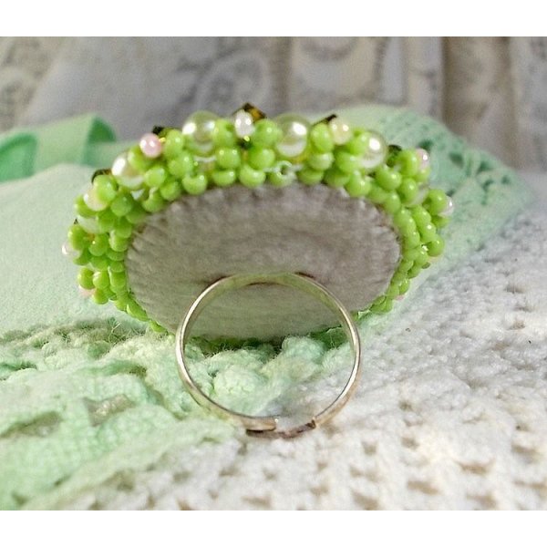 Anisse Ring bestickt mit einem Cabochon aus Kunstharz Frauenportrait mit Rosen und Swarovski-Kristallen