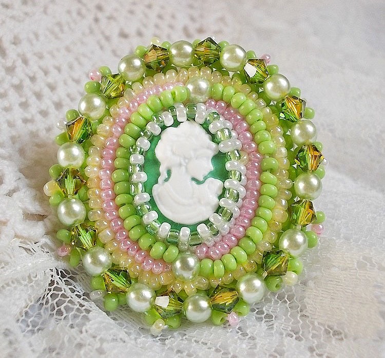 Anisse Ring bestickt mit einem Cabochon aus Kunstharz Frauenportrait mit Rosen und Swarovski-Kristallen