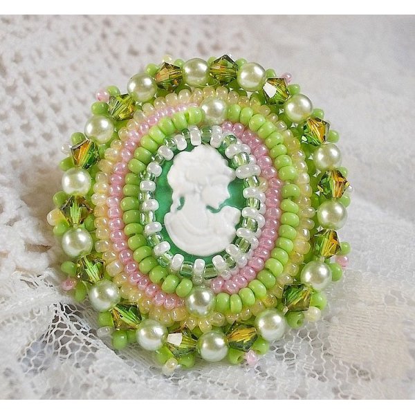 Anisse Ring bestickt mit einem Cabochon aus Kunstharz Frauenportrait mit Rosen und Swarovski-Kristallen