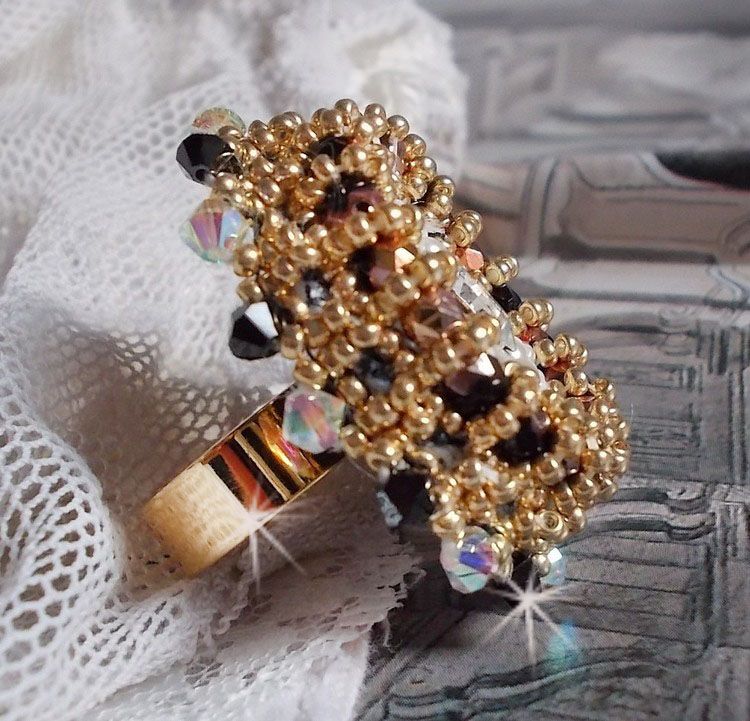 Ring Sacred Black bestickt mit Swarovski-Kristallen in Vintage-Optik, Facetten und Rocailles