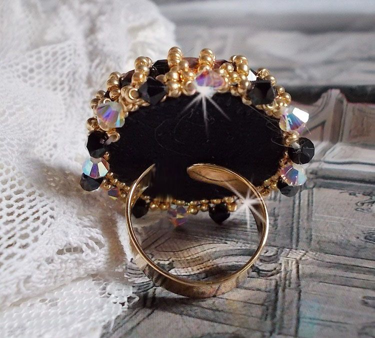 Ring Sacred Black bestickt mit Swarovski-Kristallen in Vintage-Optik, Facetten und Rocailles