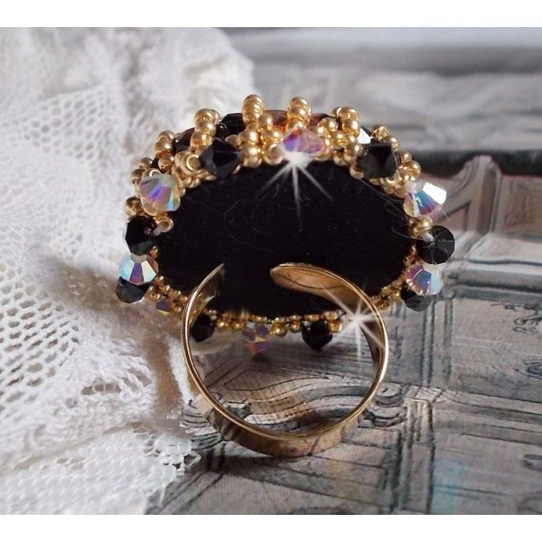 Ring Sacred Black bestickt mit Swarovski-Kristallen in Vintage-Optik, Facetten und Rocailles