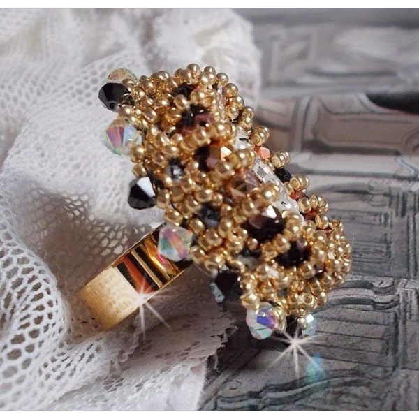 Ring Sacred Black bestickt mit Swarovski-Kristallen in Vintage-Optik, Facetten und Rocailles