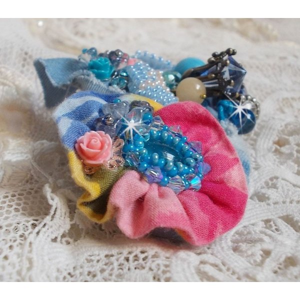 Haarspange aus dem Wilden Westen, bestickt mit Halbedelsteinen (Sodalith und Gelbe Jade), Jeansstoff mit Blumen, Swarovski-Kristallen und Rocailles