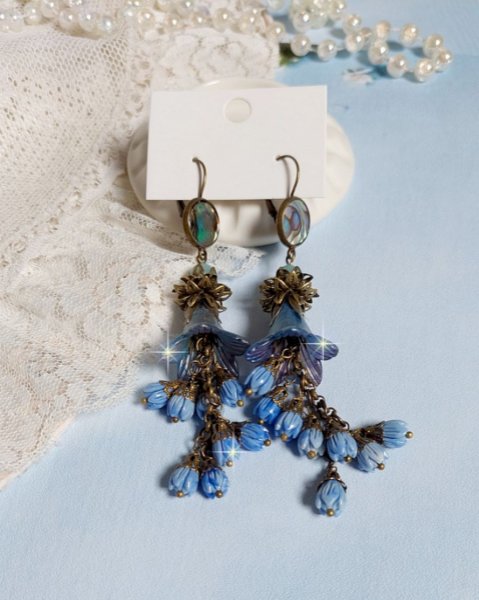 BO Abalone, pierres de Gemme : cabochon  Abalone et perles rondes Amazonite, boutons de roses en verre, calottes, cha&icirc;ne. Le tout est fini sur des dormeuses en M&eacute;tal. Une fa&ccedil;on Nature et Chic