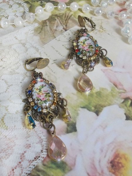 BO Affection de Roses kreiert mit Glaslupen-Cabochons, die einen Blumenstrau&szlig; darstellen, Glasperlen, Strasssteinen in verschiedenen Farben und Messingaccessoires