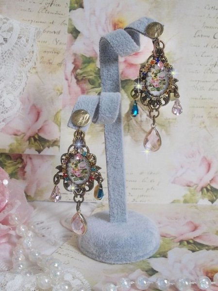 BO Affection de Roses kreiert mit Glaslupen-Cabochons, die einen Blumenstrau&szlig; darstellen, Glasperlen, Strasssteinen in verschiedenen Farben und Messingaccessoires