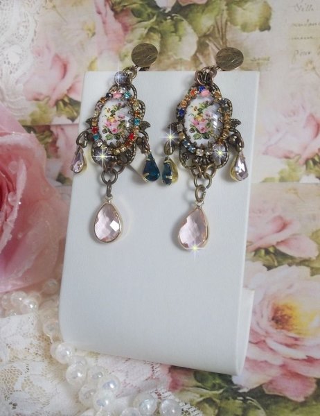 BO Affection de Roses kreiert mit Glaslupen-Cabochons, die einen Blumenstrau&szlig; darstellen, Glasperlen, Strasssteinen in verschiedenen Farben und Messingaccessoires