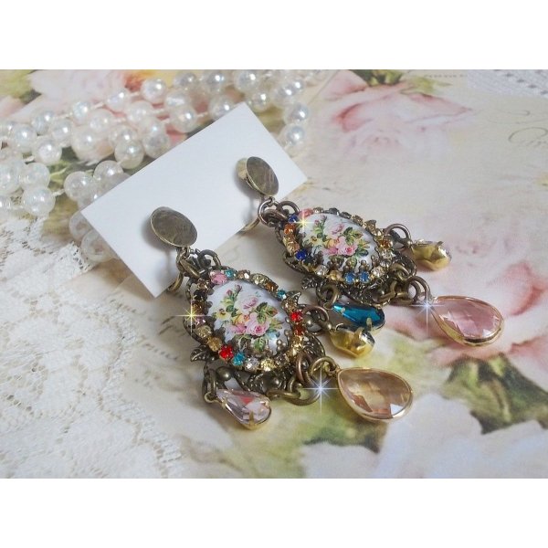 BO Affection de Roses kreiert mit Glaslupen-Cabochons, die einen Blumenstrau&szlig; darstellen, Glasperlen, Strasssteinen in verschiedenen Farben und Messingaccessoires