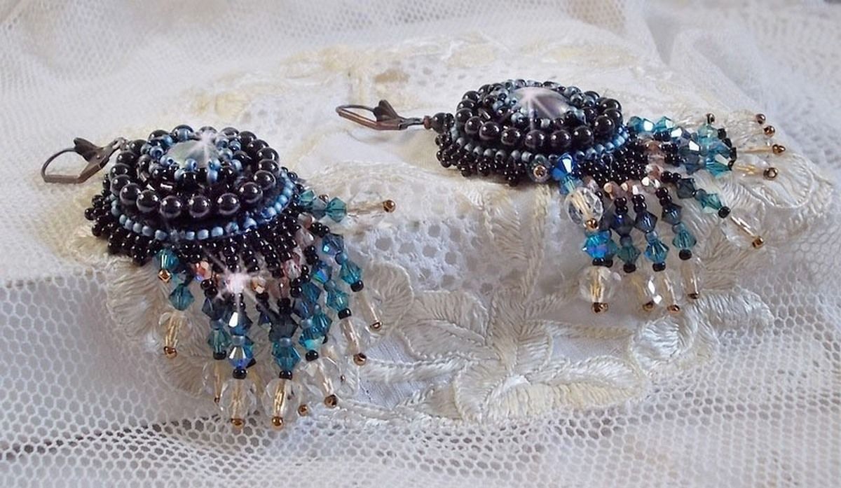 BO Angelot bestickt mit Harzcabochons, Swarovski-Kristallperlen und Toho-Rocailles