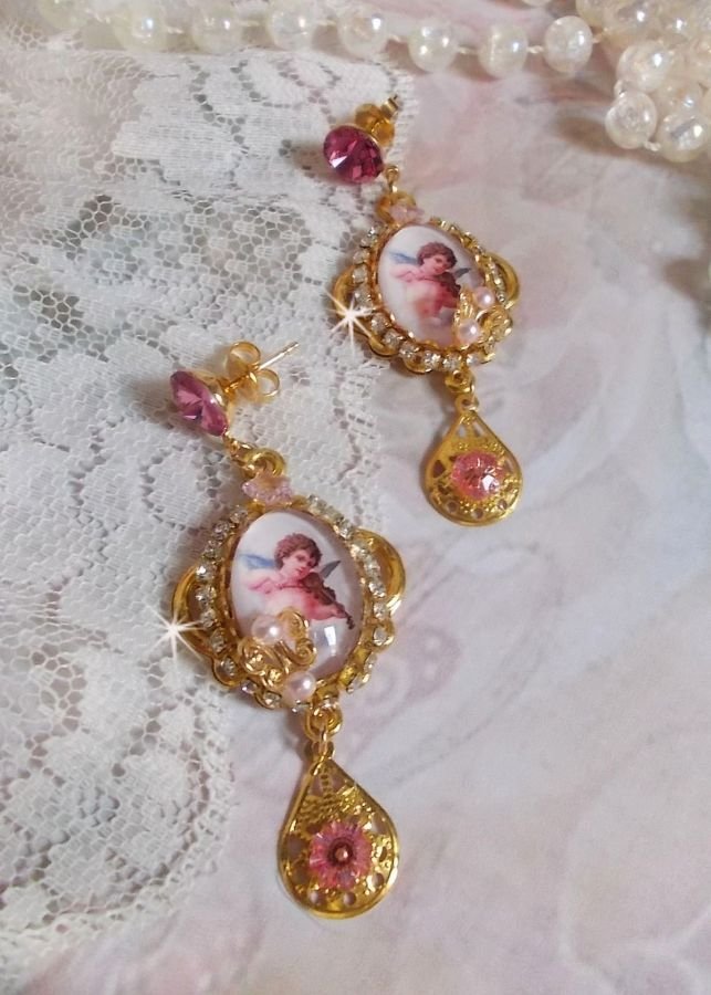 BO Musizierende Engel kreiert mit PureCrystal-Cabochons, Lupen-Cabochons, Stempeln und Zirkonia in der Farbe Rosa, 