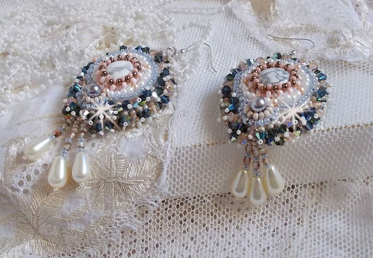 BO Angelique Marquise des Anges Haute-Couture bestickt mit Edelsteinen (Cabochons in weißem Howlite), Swarovski-Kristallen und Rocailles