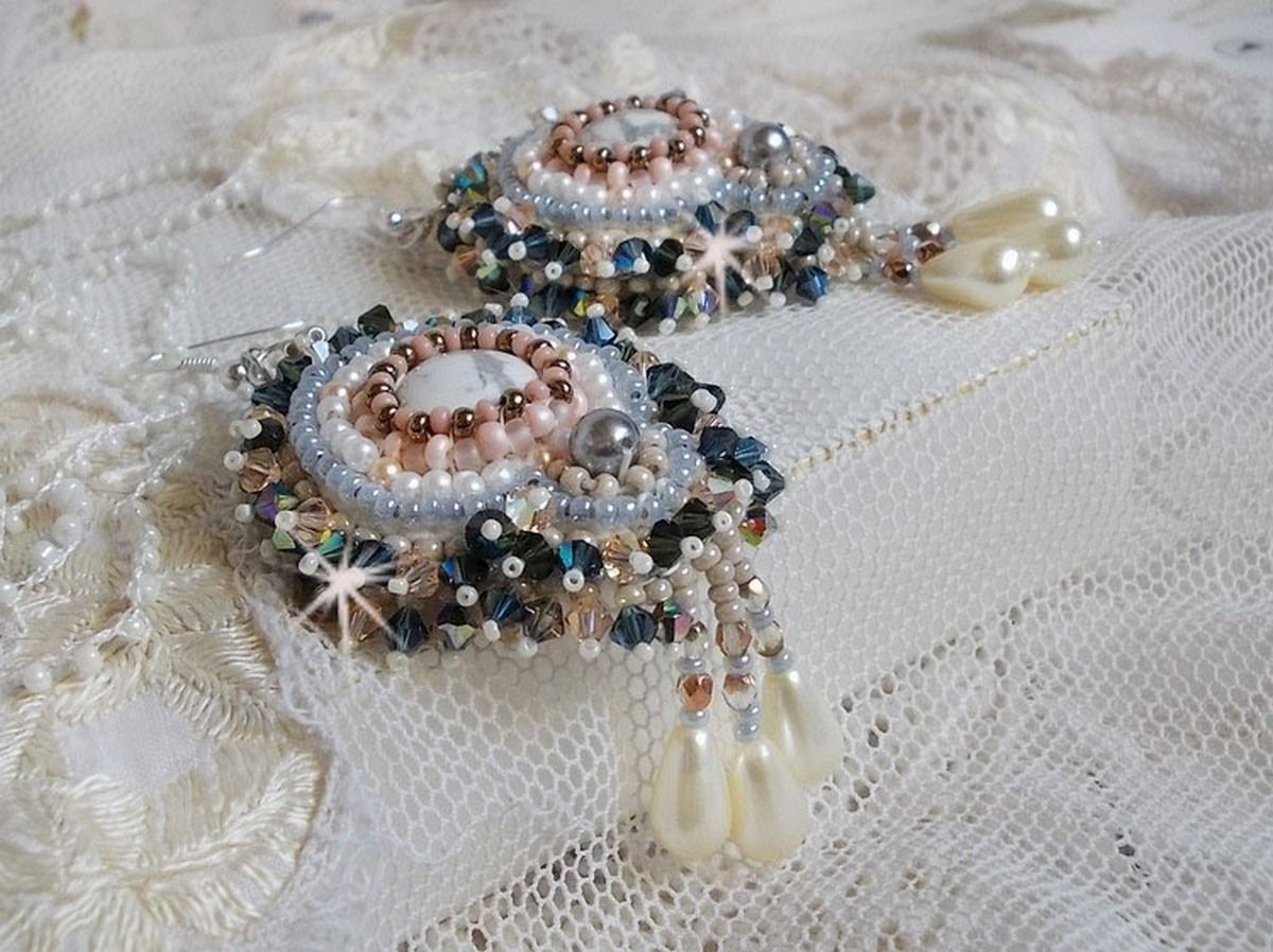 BO Angelique Marquise des Anges Haute-Couture bestickt mit Edelsteinen (Cabochons in weißem Howlite), Swarovski-Kristallen und Rocailles