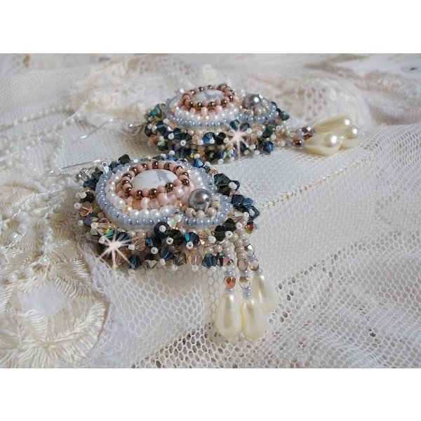 BO Angelique Marquise des Anges Haute-Couture bestickt mit Edelsteinen (Cabochons in wei&szlig;em Howlite), Swarovski-Kristallen und Rocailles