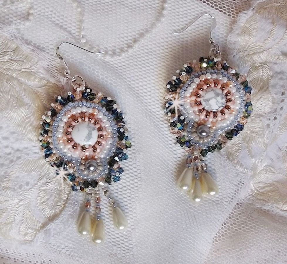 BO Angelique Marquise des Anges Haute-Couture bestickt mit Edelsteinen (Cabochons in weißem Howlite), Swarovski-Kristallen und Rocailles