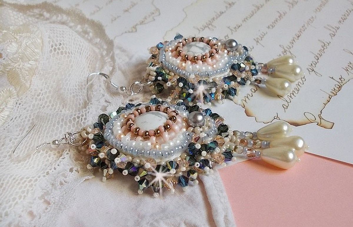 BO Angelique Marquise des Anges Haute-Couture bestickt mit Edelsteinen (Cabochons in weißem Howlite), Swarovski-Kristallen und Rocailles