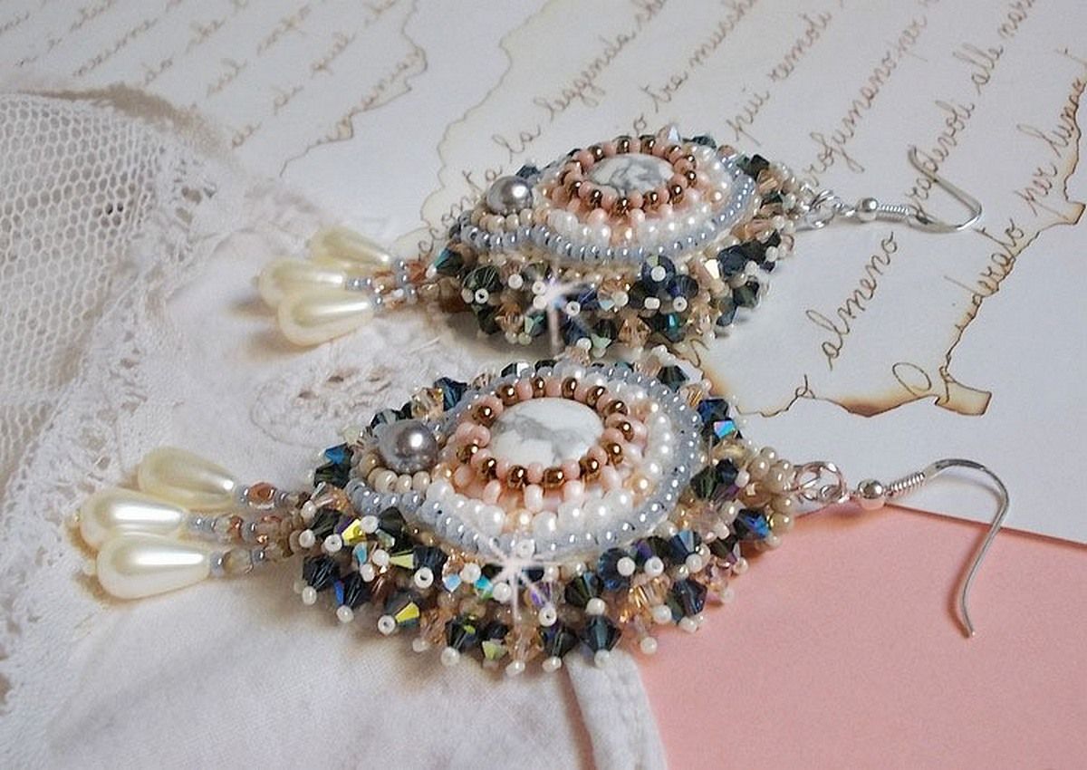 BO Angelique Marquise des Anges Haute-Couture bestickt mit Edelsteinen (Cabochons in weißem Howlite), Swarovski-Kristallen und Rocailles