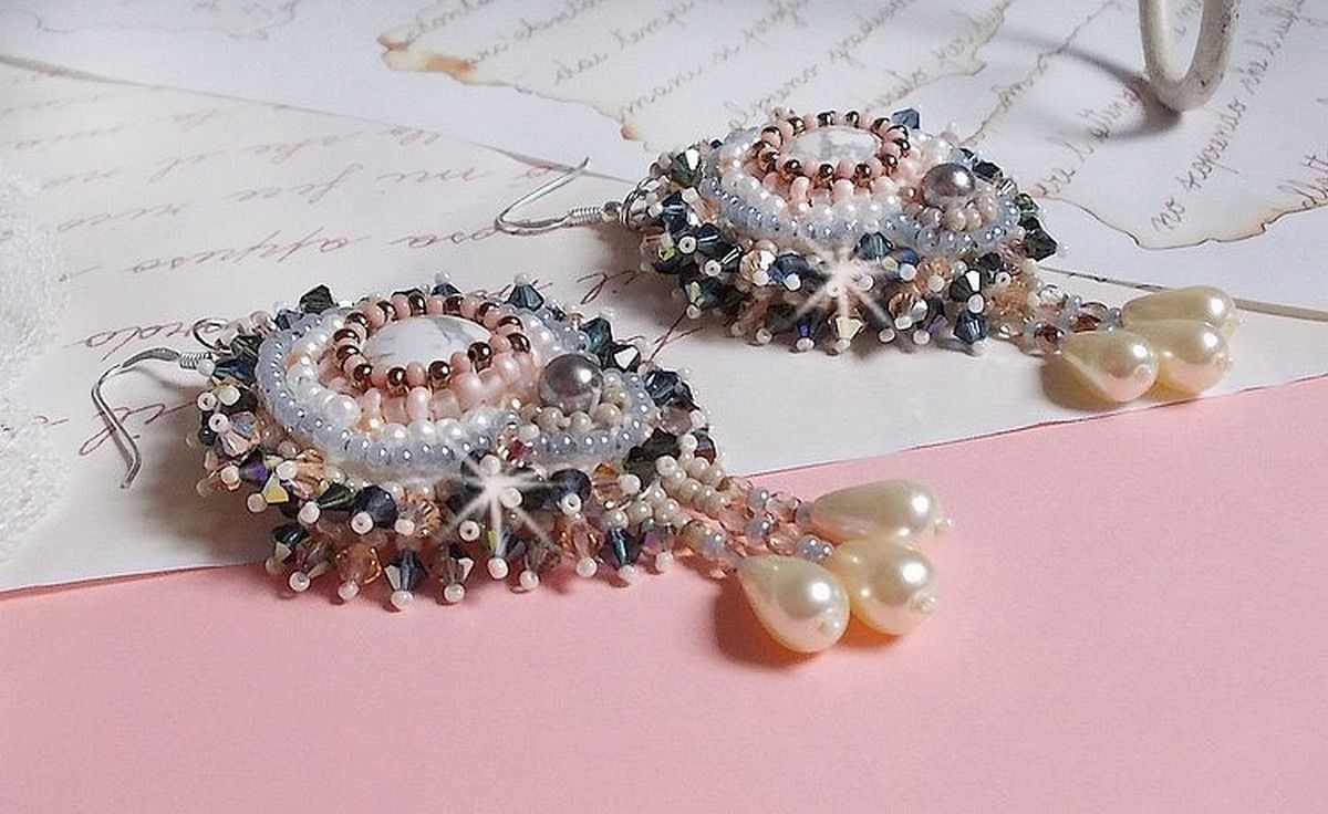 BO Angelique Marquise des Anges Haute-Couture bestickt mit Edelsteinen (Cabochons in weißem Howlite), Swarovski-Kristallen und Rocailles