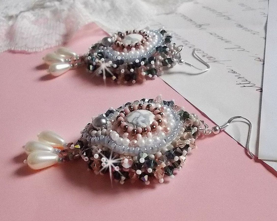 BO Angelique Marquise des Anges Haute-Couture bestickt mit Edelsteinen (Cabochons in weißem Howlite), Swarovski-Kristallen und Rocailles