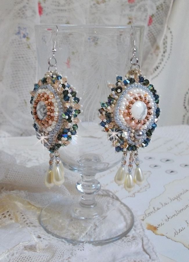 BO Angelique Marquise des Anges Haute-Couture bestickt mit Edelsteinen (Cabochons in weißem Howlite), Swarovski-Kristallen und Rocailles