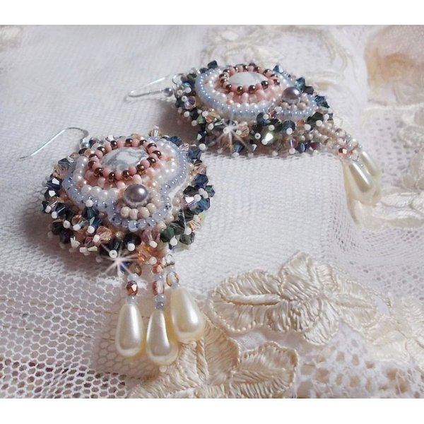 BO Angelique Marquise des Anges Haute-Couture bestickt mit Edelsteinen (Cabochons in wei&szlig;em Howlite), Swarovski-Kristallen und Rocailles