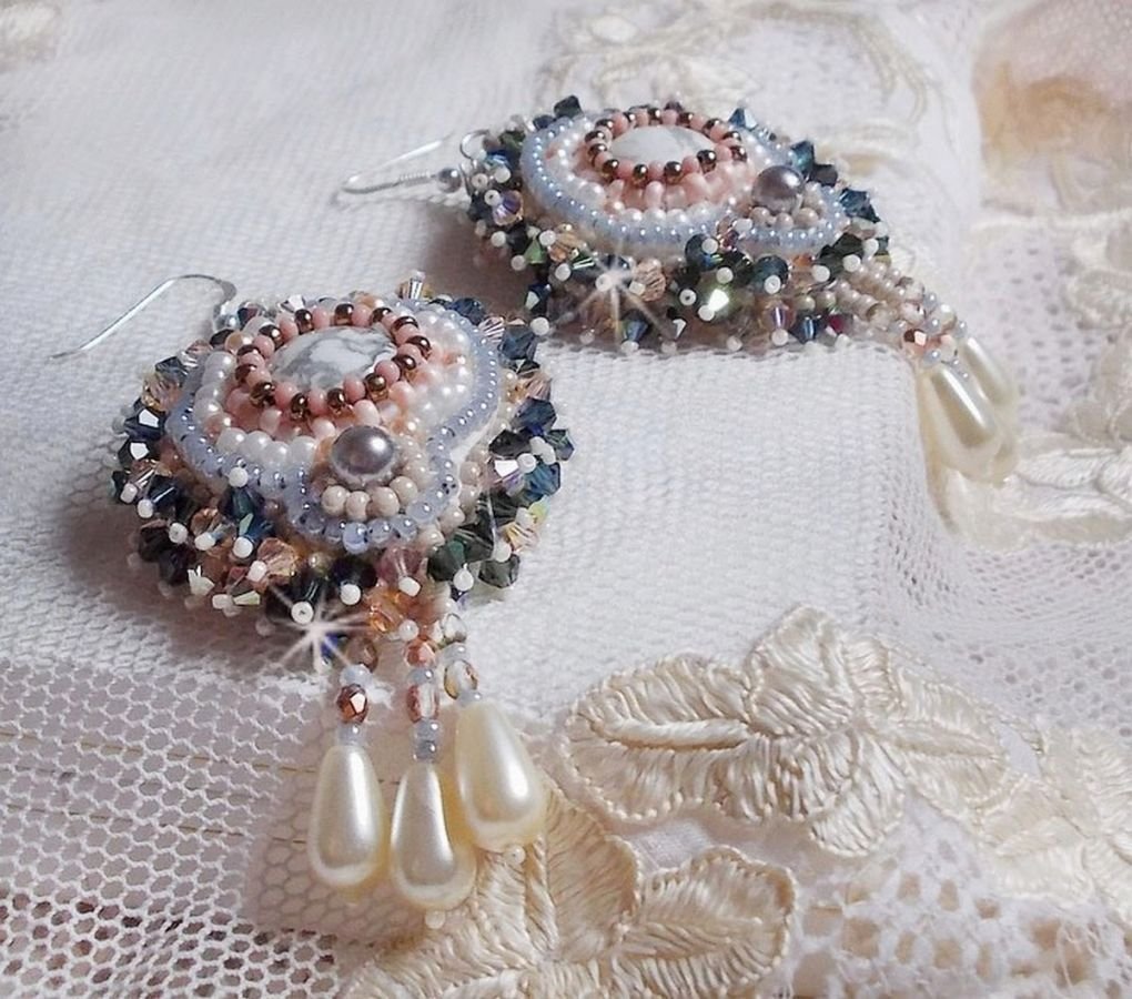 BO Angelique Marquise des Anges Haute-Couture bestickt mit Edelsteinen (Cabochons in weißem Howlite), Swarovski-Kristallen und Rocailles