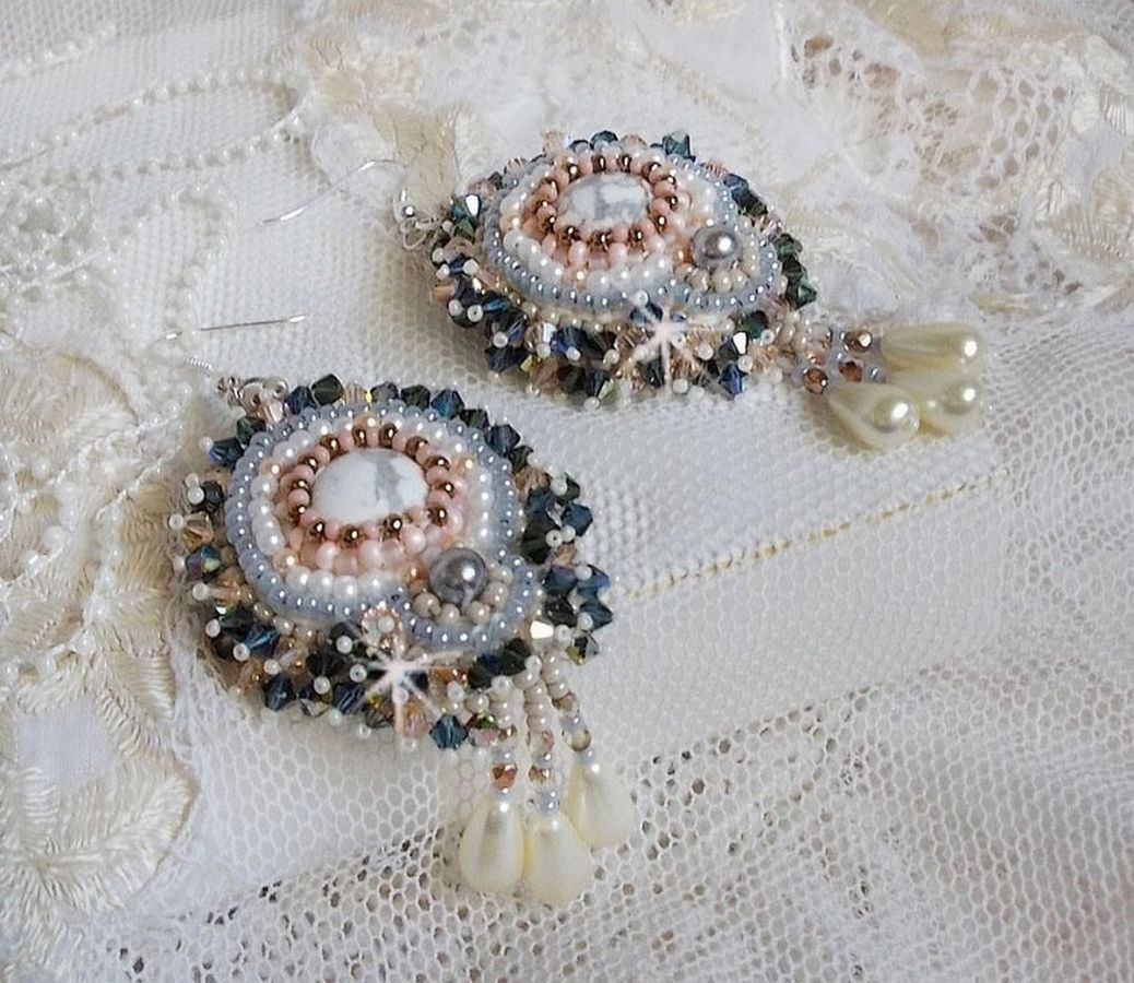 BO Angelique Marquise des Anges Haute-Couture bestickt mit Edelsteinen (Cabochons in weißem Howlite), Swarovski-Kristallen und Rocailles