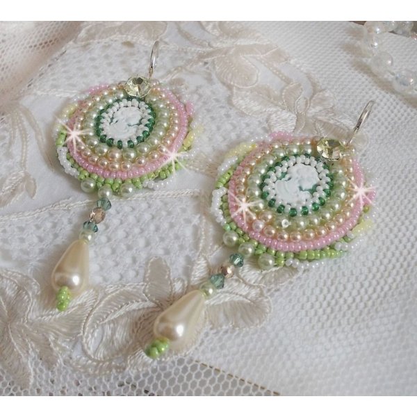 BO Anisse bestickt mit Harzcabochons Frauenportr&auml;t, Rocailles und Swarovski-Kristallen