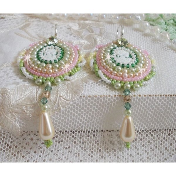 BO Anisse bestickt mit Harzcabochons Frauenportr&auml;t, Rocailles und Swarovski-Kristallen