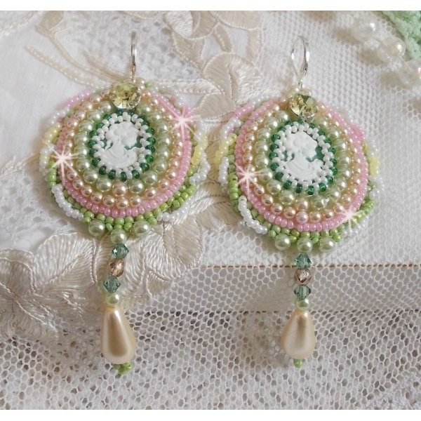 BO Anisse bestickt mit Harzcabochons Frauenportr&auml;t, Rocailles und Swarovski-Kristallen