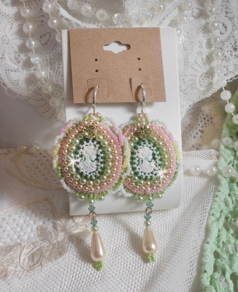 BO Anisse bestickt mit Harzcabochons Frauenportr&auml;t, Rocailles und Swarovski-Kristallen