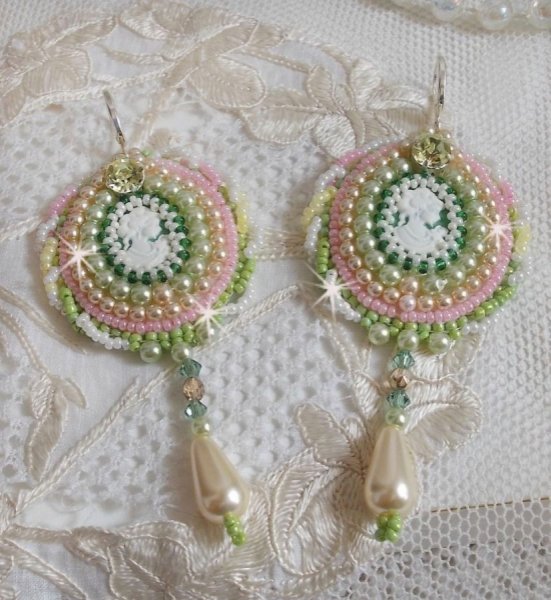 BO Anisse bestickt mit Harzcabochons Frauenportr&auml;t, Rocailles und Swarovski-Kristallen