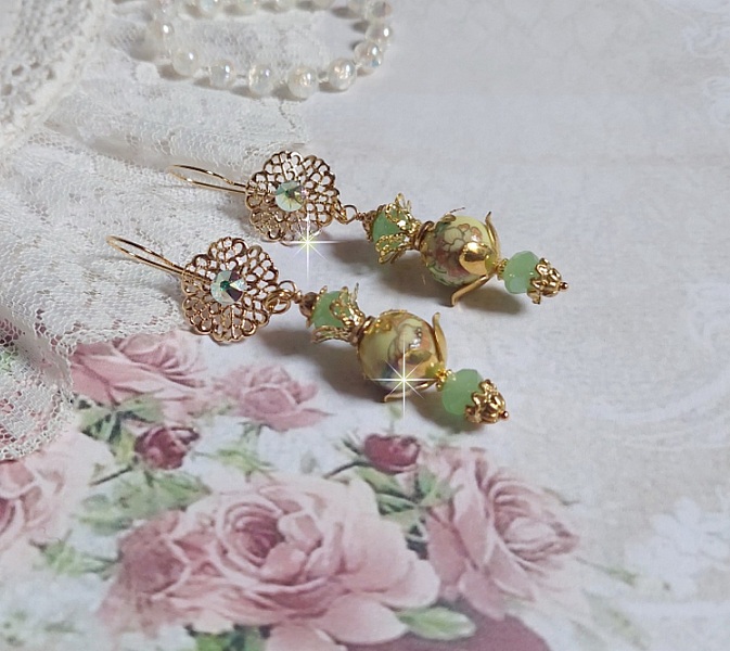 BO An&eacute;mone du Japon mont&eacute;es avec des perles en c&eacute;ramiques fleuries, perles aplaties facett&eacute;es en verre de boh&egrave;me couleur Tilleul, strass en Cristal AB, coupelles, calottes avec des crochets estampes 