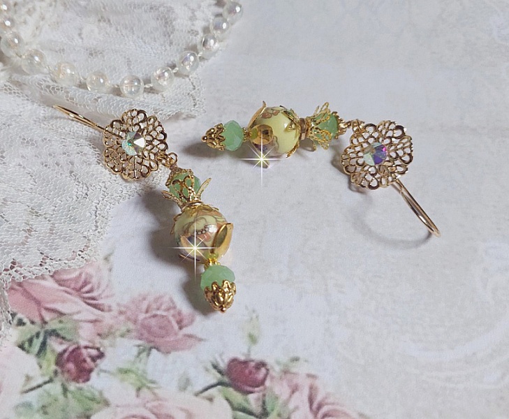 BO An&eacute;mone du Japon mont&eacute;es avec des perles en c&eacute;ramiques fleuries, perles aplaties facett&eacute;es en verre de boh&egrave;me couleur Tilleul, strass en Cristal AB, coupelles, calottes avec des crochets estampes 