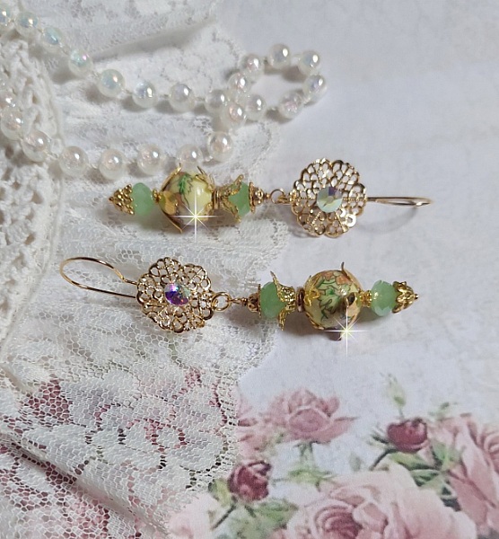 BO An&eacute;mone du Japon mont&eacute;es avec des perles en c&eacute;ramiques fleuries, perles aplaties facett&eacute;es en verre de boh&egrave;me couleur Tilleul, strass en Cristal AB, coupelles, calottes avec des crochets estampes 