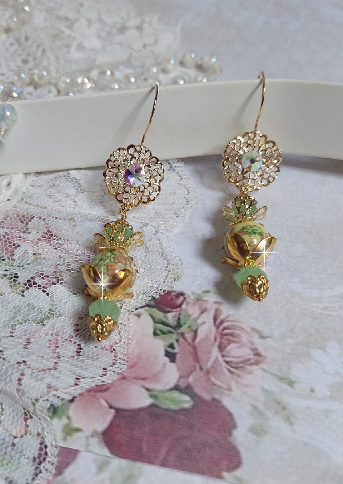 BO An&eacute;mone du Japon mont&eacute;es avec des perles en c&eacute;ramiques fleuries, perles aplaties facett&eacute;es en verre de boh&egrave;me couleur Tilleul, strass en Cristal AB, coupelles, calottes avec des crochets estampes 