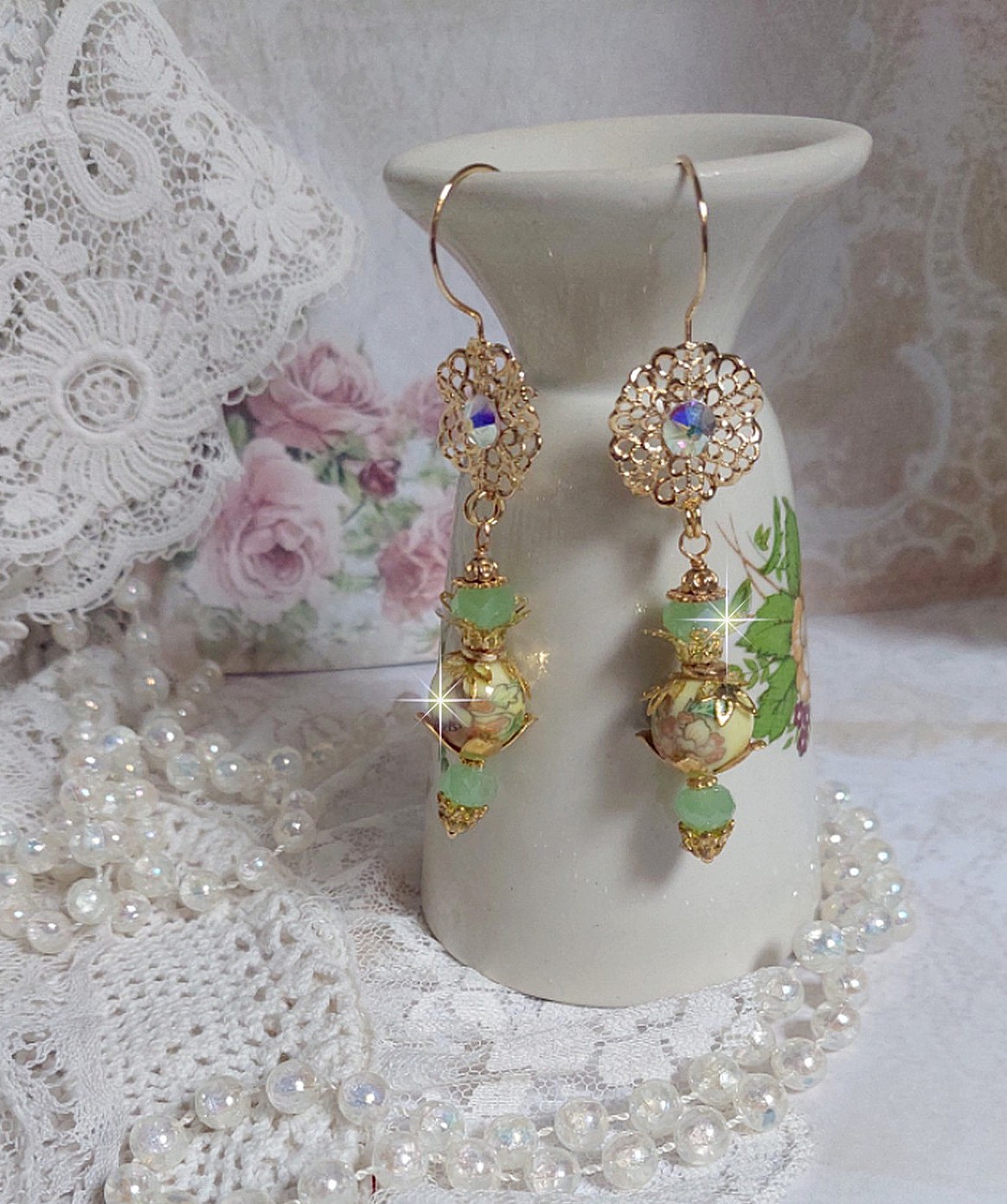 BO An&eacute;mone du Japon mont&eacute;es avec des perles en c&eacute;ramiques fleuries, perles aplaties facett&eacute;es en verre de boh&egrave;me couleur Tilleul, strass en Cristal AB, coupelles, calottes avec des crochets estampes 