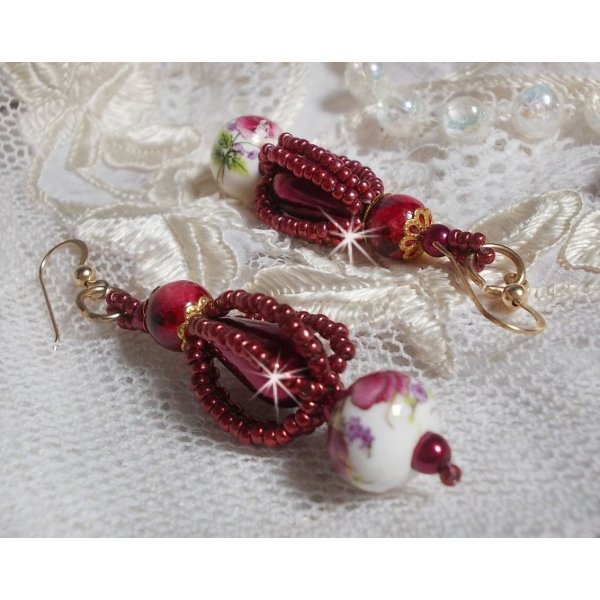 BO Art'D mit Porzellanperlen, Perlmuttperlen, Miyuki-Rocailles und Ohrhaken aus 14-kar&auml;tigem Gold Filled montiert.