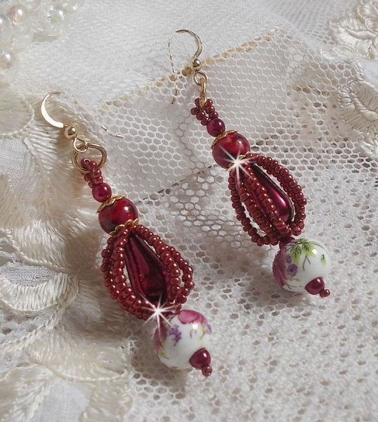 BO Art'D mit Porzellanperlen, Perlmuttperlen, Miyuki-Rocailles und Ohrhaken aus 14-kar&auml;tigem Gold Filled montiert.