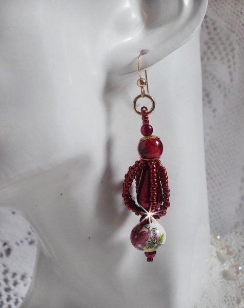 BO Art'D mit Porzellanperlen, Perlmuttperlen, Miyuki-Rocailles und Ohrhaken aus 14-kar&auml;tigem Gold Filled montiert.