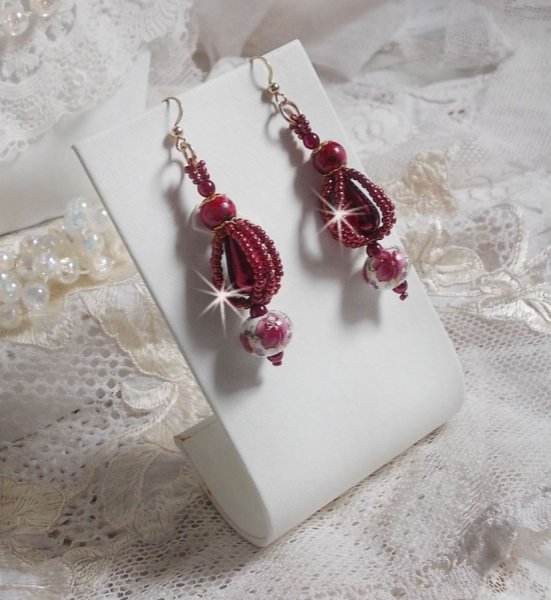 BO Art'D mit Porzellanperlen, Perlmuttperlen, Miyuki-Rocailles und Ohrhaken aus 14-kar&auml;tigem Gold Filled montiert.