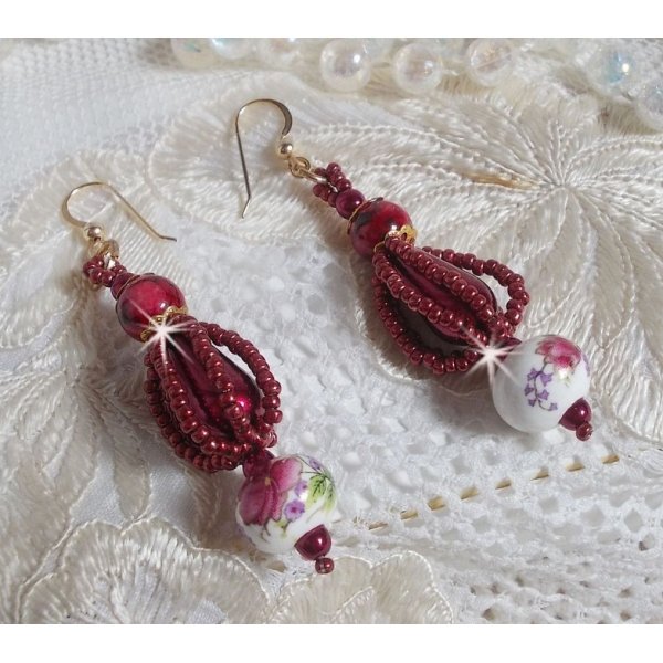 BO Art'D mit Porzellanperlen, Perlmuttperlen, Miyuki-Rocailles und Ohrhaken aus 14-kar&auml;tigem Gold Filled montiert.