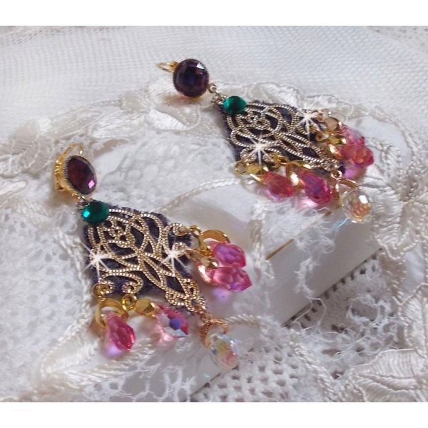 BO Asiane kreiert mit Swarovski-Kristalltropfen, Violine-Spitze aus den 1950er Jahren und Glasperlen